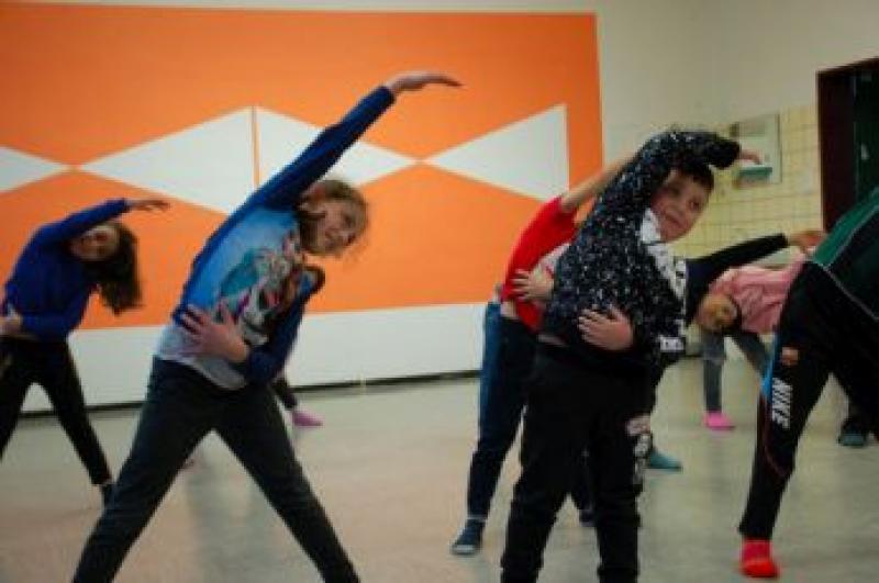 Kinder mit Migrationshintergrund lernen Hip-Hop